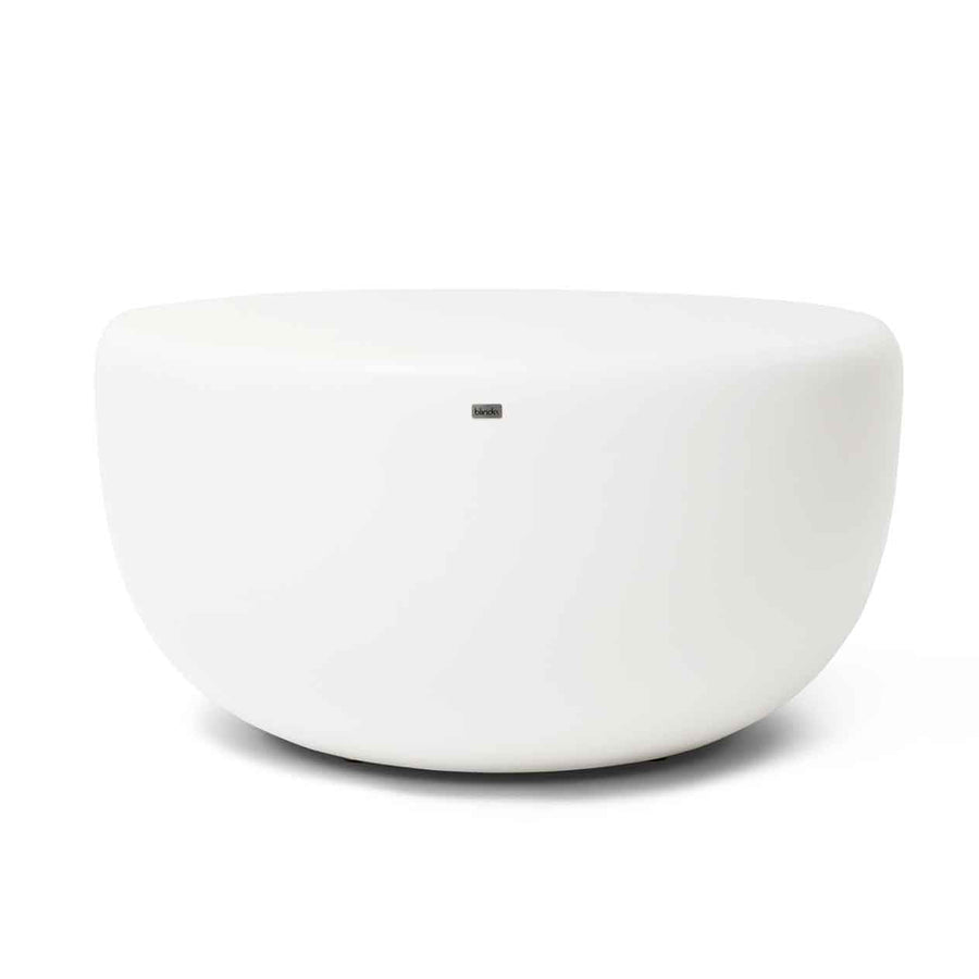 77 cm modern round outdoor concrete coffee table in white. This is one of the many concrete table options from our &