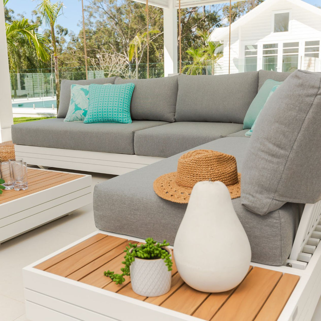 Outdoor lounge set with table top