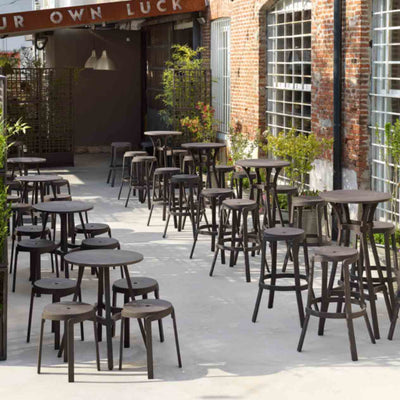 Nardi Combo Table and outdoor chairs, high-quality outdoor dining furniture set outside a building.