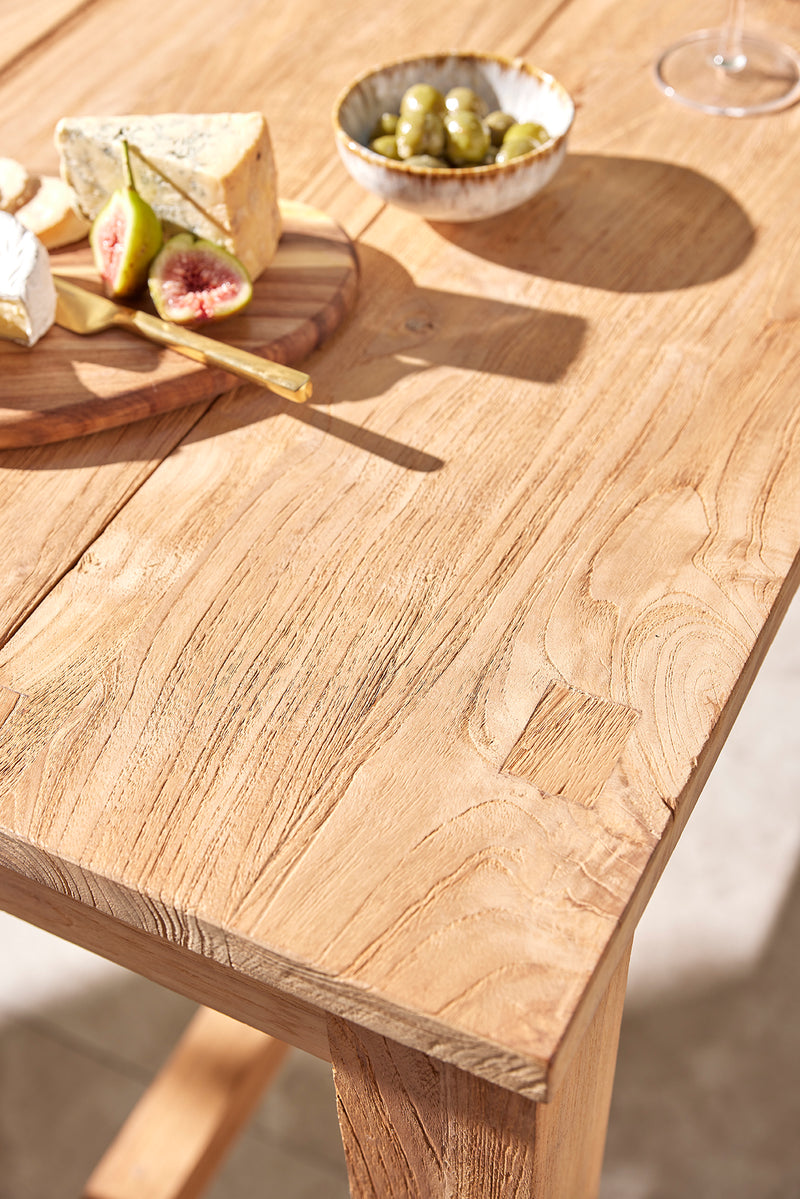 A close-up of the recycled teak top of the 200 cm &
